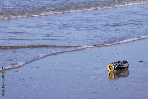 Canette aluminium sur la plage