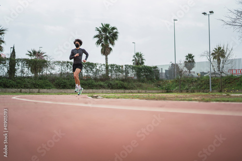 Chico joven con pelo rizado y atletico haciendo deporte © MiguelAngelJunquera