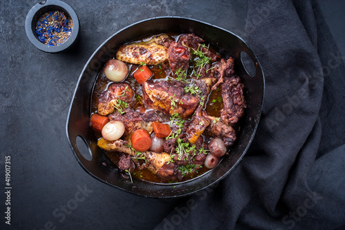 Foto Modern style traditional French coq au vin with vegetable marinated in Burgundy