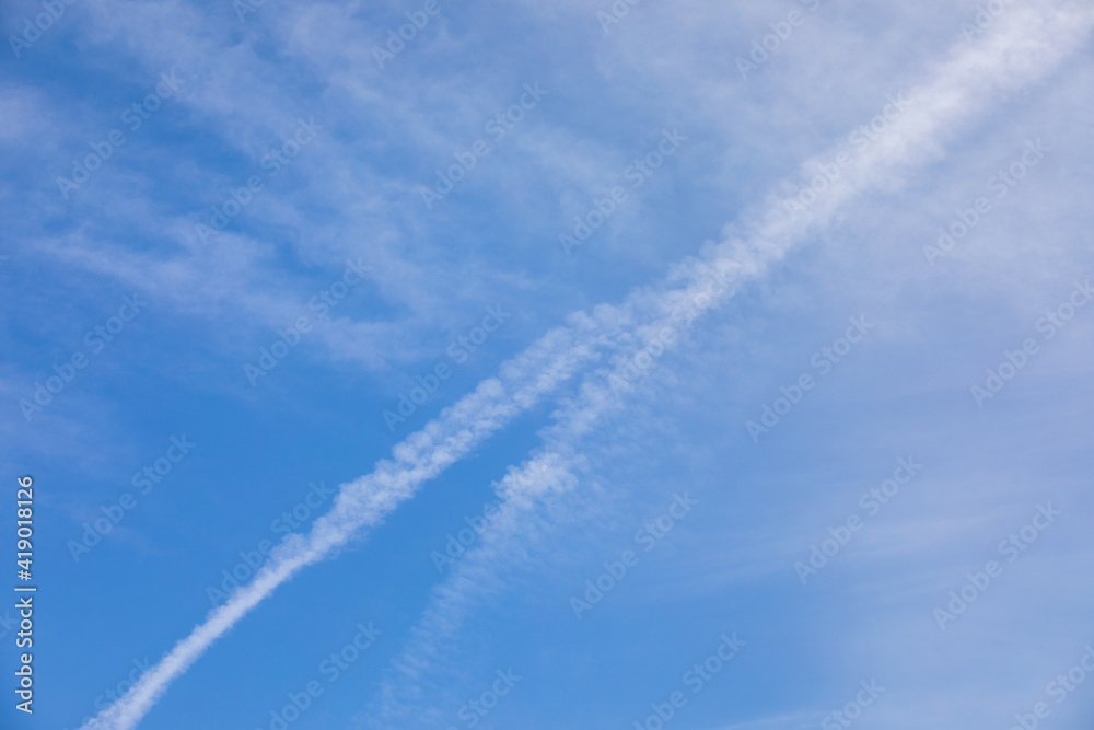 青空と雲、飛行機雲と巻雲