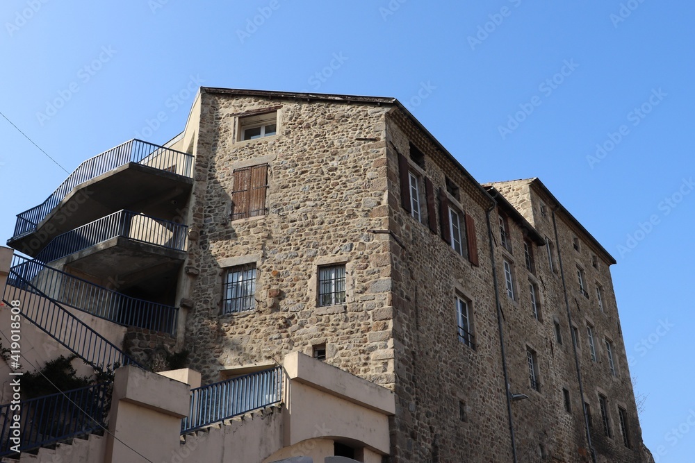 Immeuble typique de l'ardèche vu de l'extérieur, ville de Annonay, département de l'Ardèche, France
