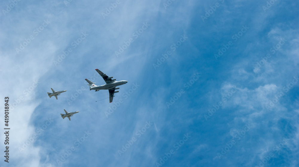 Airplanes in the sky
Double refueling in the sky Airplanes in the sky
Double refueling in the sky