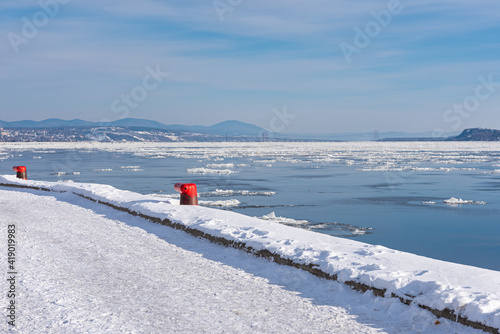 Photos Winter view of the St Lawrence river seen from the Quebec city docks