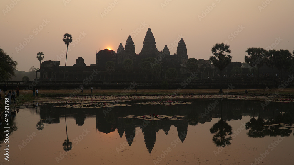 Obraz premium Ankor Wat Temple at sunrise near Siem Reap in Cambodia.