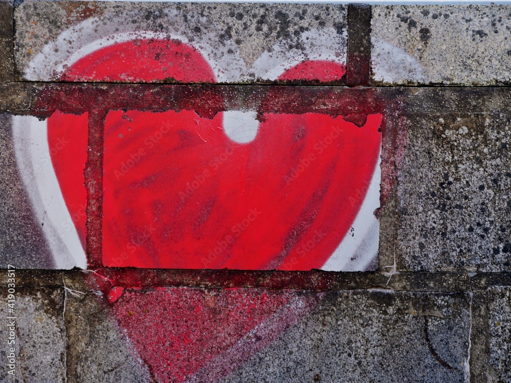 Herz an der Mauer ภาพถ่ายสต็อก Adobe Stock