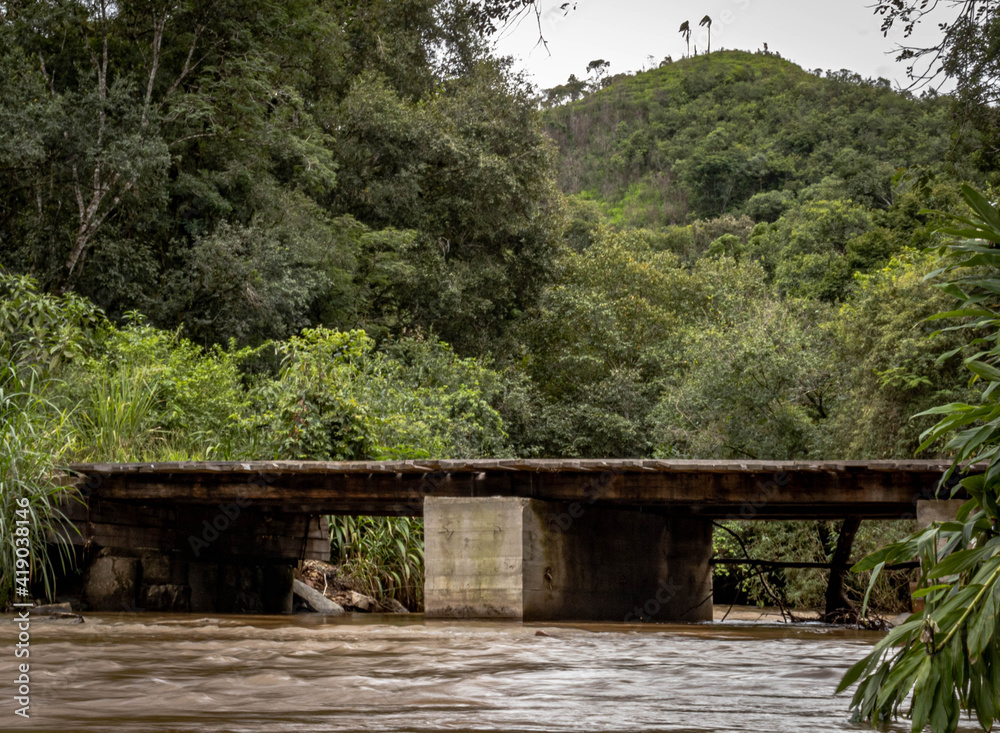 Ponte no caminho para salto São Francisco