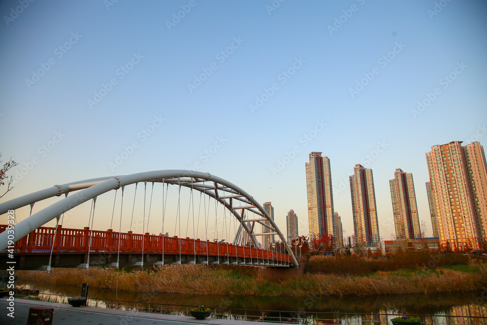 Obraz premium 한국 인천에서 보는 아파트가 보이는 View of apartments from Incheon, Korea