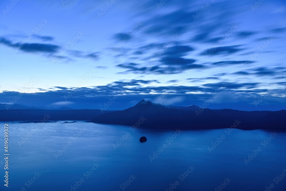 夜明け前の摩周湖の青い情景＠北海道