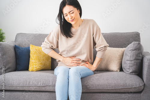 腹痛に悩む日本人女性 photo