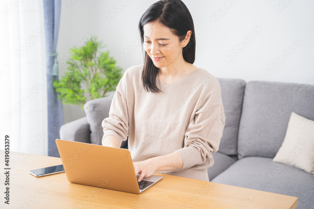 Naklejka premium 自宅で作業するミドル女性