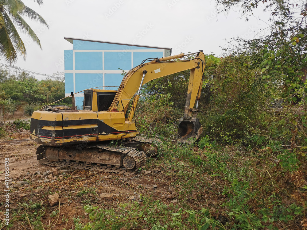 The excavator is adjusting the area The excavator is adjusting the area
