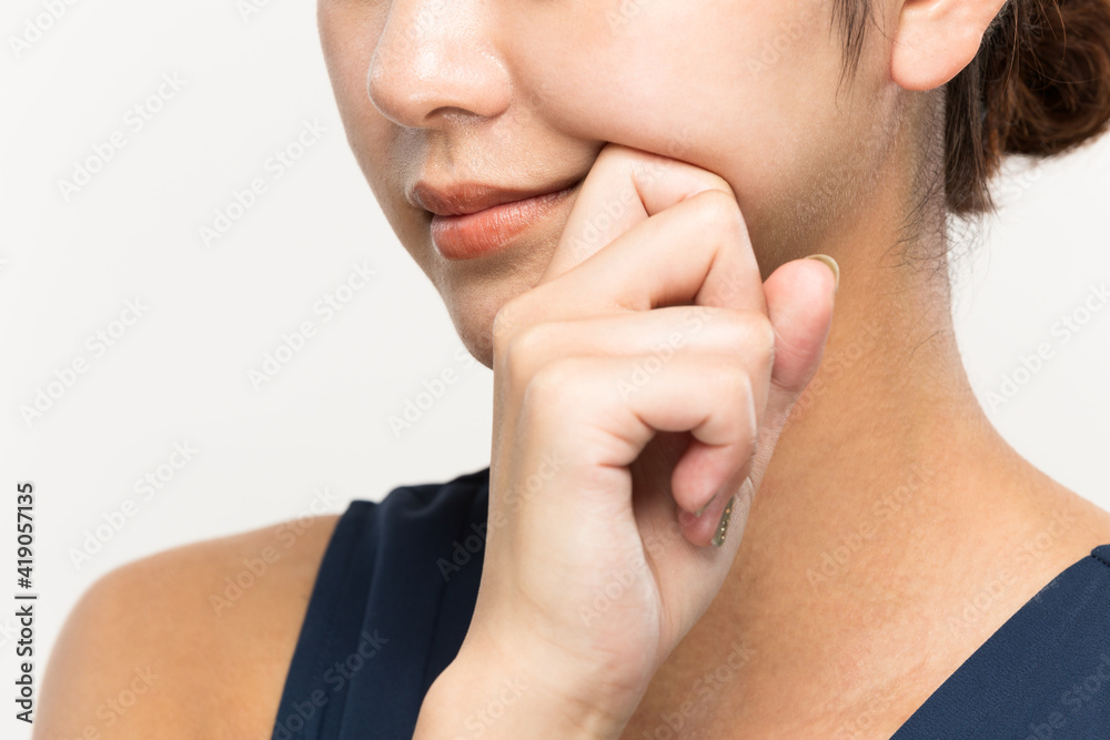 豊麗線をリフトアップする女性