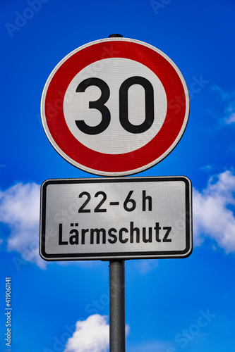 30-Zone mit Lärmschutz Verkehrszeichen