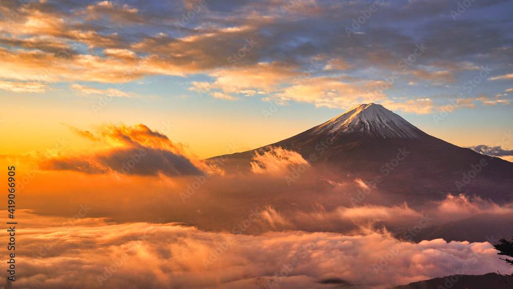雲海と朝日に照らされた富士山