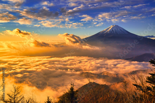 雲海と朝日に照らされた富士山