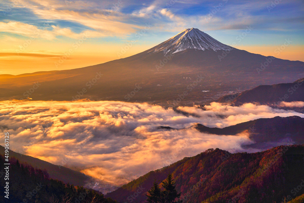 雲海と朝日に照らされた富士山