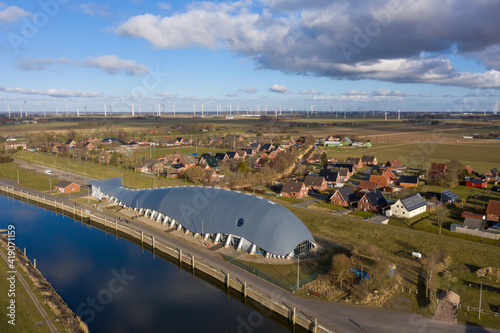 Luftaufnahme von Friedrichskoog Rugenort mit Blick auf den Indoor Spielplatz 