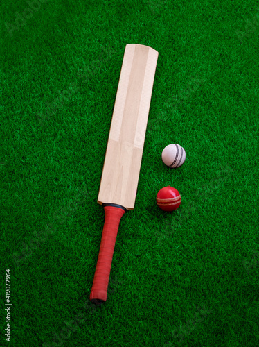 фотографія cricket bat and ball place on cricket ground green grass
