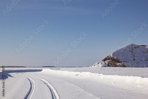 Ice road - travel north. Winter road is a winter road in the north. 