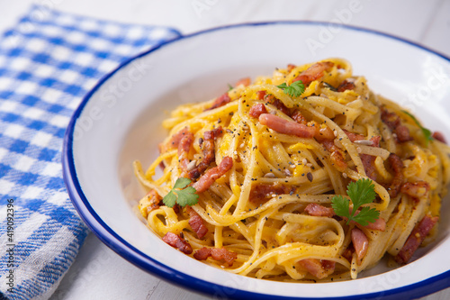 Espaguetis a la Cardinale traditional italian recipe.