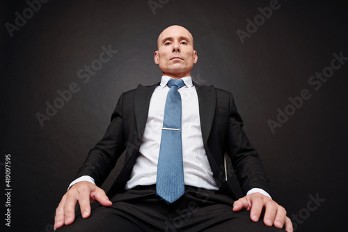 Photo Serious confident successful entrepreneur or politician looking down at camera