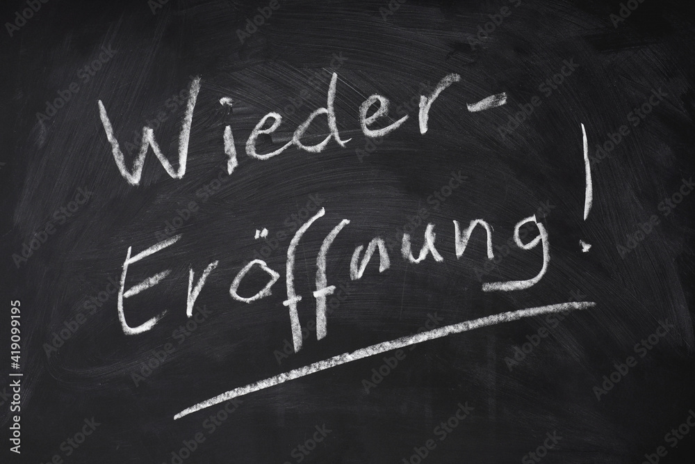 Wiedereröffnung in Handschrift auf Kreidetafel geschrieben Wiedereröffnung in Handschrift auf Kreidetafel geschrieben