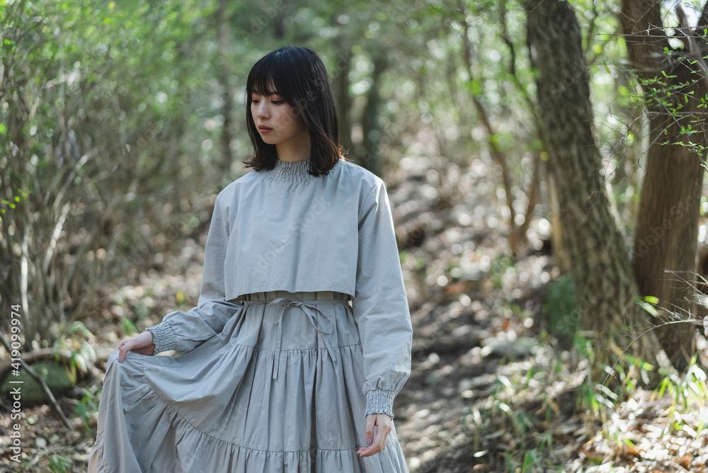 自然の中を散策する女性