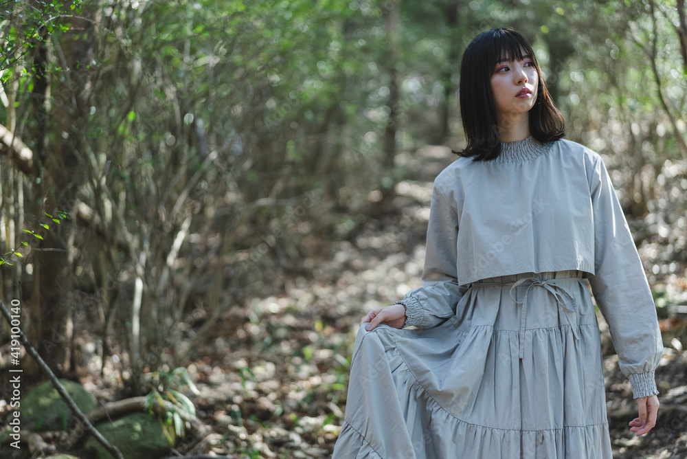 自然の中を散策する女性 自然の中を散策する女性