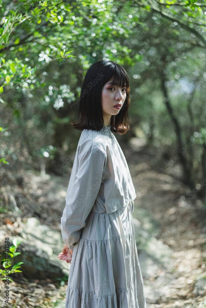 休日に散策する女性 休日に散策する女性