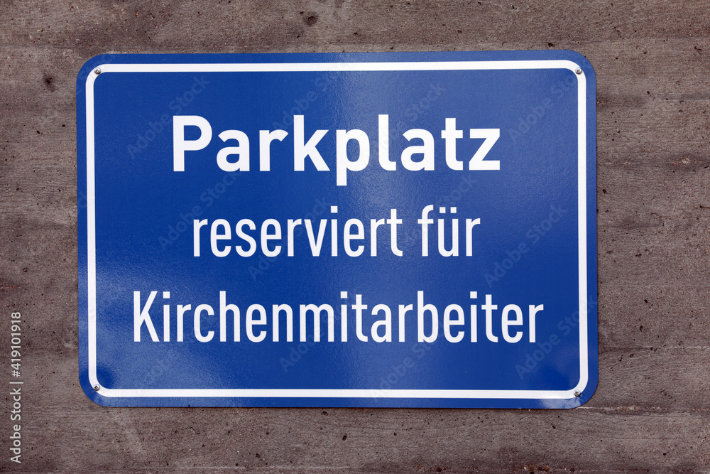schild parkplatz reserviert für kirchenmitarbeiter