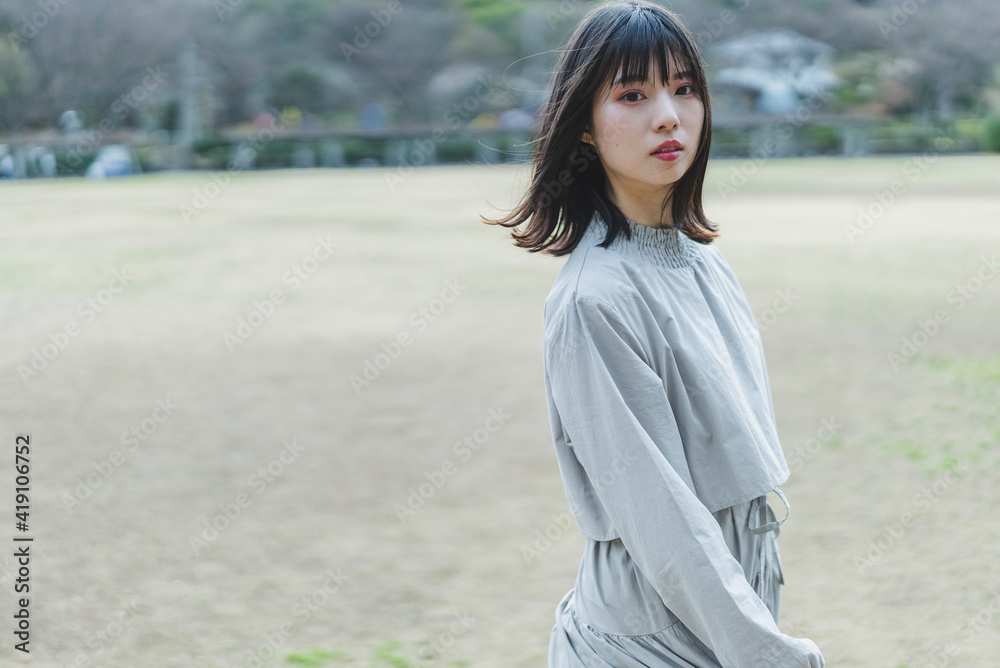 自然の中を散策する女性 自然の中を散策する女性