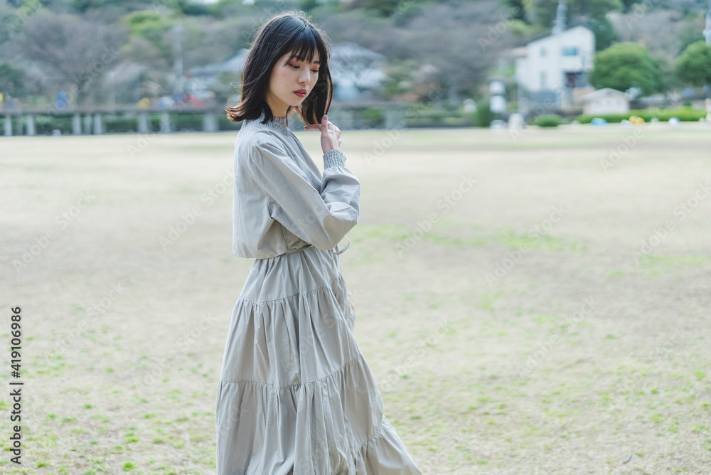 自然の中を散策する女性 自然の中を散策する女性