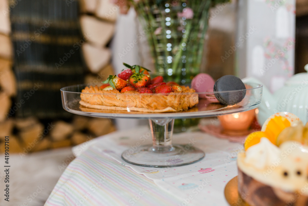 Fototapeta premium Erdbeertörtchen Erdbeerkuchen als Herz