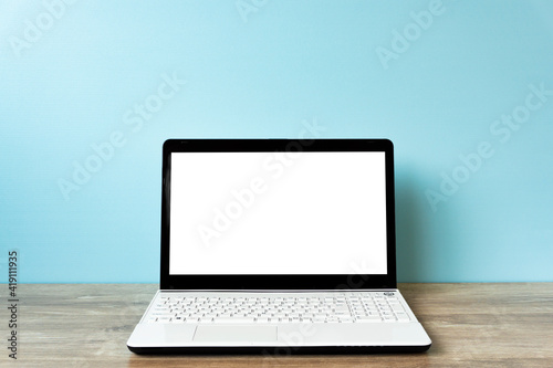 Laptop computer and blank screen in one of a desk. デスクのノートパソコンとブランクの画面 © Kana Design Image