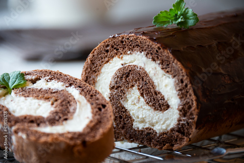Fotografi Sweet roll with wiped cream, delicious chocolate cake