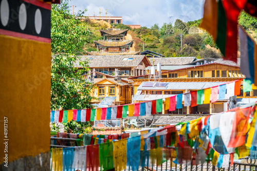 Fotografia Houses and temple view between prayer flags in Dukezong old town Shangri-La Yunn