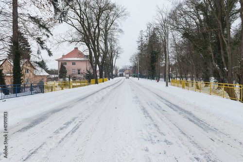 Zima w małym miasteczku. Ulica zasypana grubą warstwą śniegu.