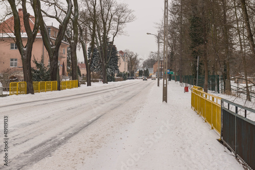 Zima w małym miasteczku. Ulica zasypana grubą warstwą śniegu.
