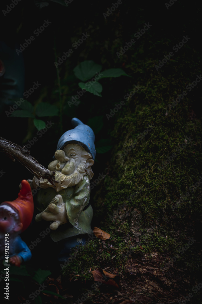 Gartenzwerg in einem dunklem Wald, mystische Stimmung