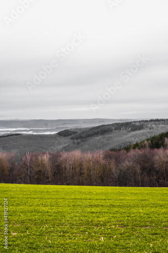 Weitblick Landschaft Hunsrück, Blick auf ein nebliges Tal mit der Hochmoselbrücke