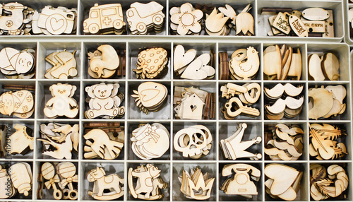 Various plywood figures are made according to templates on a milling machine, cut with a laser and a plotter. Shop window.
Plywood texture cutting with cnc laser