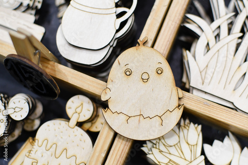 Various plywood figures are made according to templates on a milling machine, cut with a laser and a plotter. Shop window.
Plywood texture cutting with cnc laser