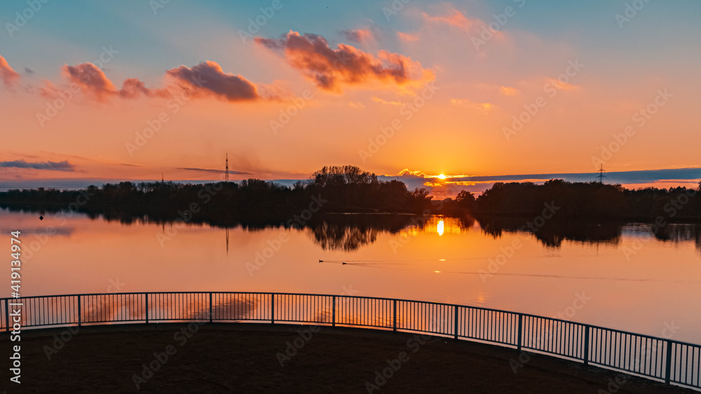Obraz premium Beautiful sunset with reflections near Plattling, Isar, Bavaria, Germany