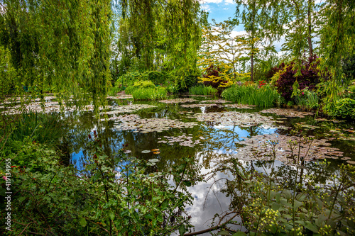 Obraz na plátně Pond, trees, and waterlilies in a french garden