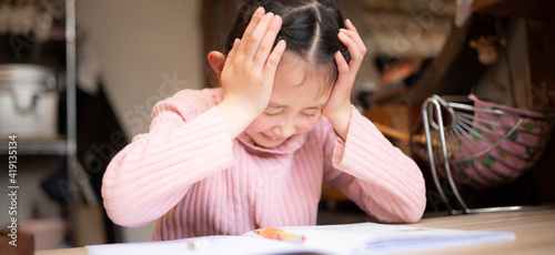 Schilderij op canvas 勉強中に頭を抱える子供
