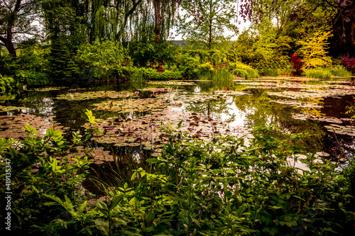 Canvas Print Pond, trees, and waterlilies in a french garden