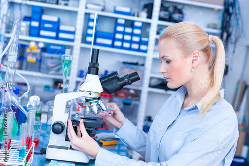 Obraz na plátne Laboratory assistant uses a polarizing microscope in a microbiological laborator