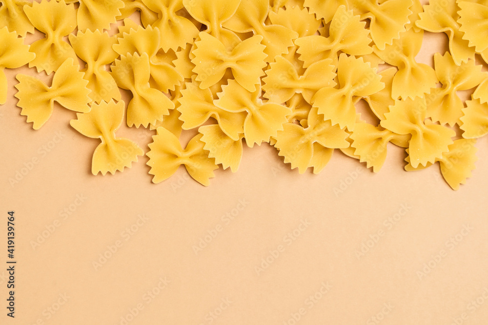 Obraz premium A pattern from the post of the type of bows (farfalle) on a beige background, a place for the text