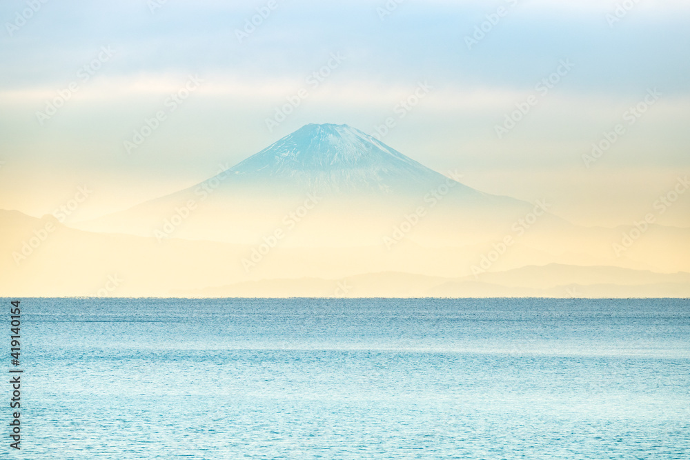 海と雲に霞んだ富士山