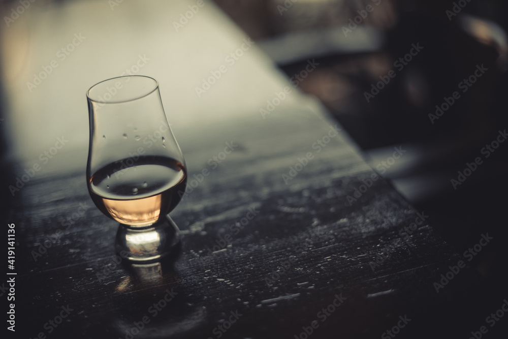 Obraz premium Close up shot a Glencairn whisky glass